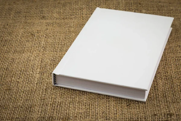 Çuval Beziyle Ilgili Beyaz Kitap Desenli Kahverengi Arkaplan — Stok fotoğraf