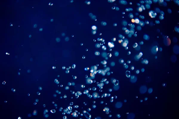 Defocus Bokeh Gota Água Sobre Fundo Azul — Fotografia de Stock
