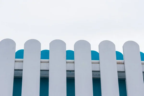 Clôture Piquet Blanche Bleue Avec Fond Ciel — Photo