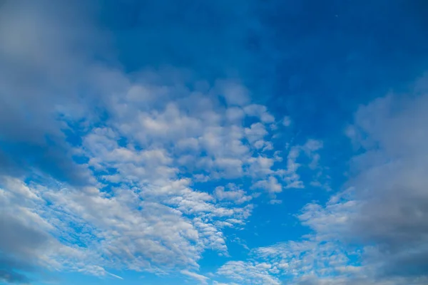 Wolken Himmel Vor Dem Hintergrund Des Sonnenuntergangs — Stockfoto