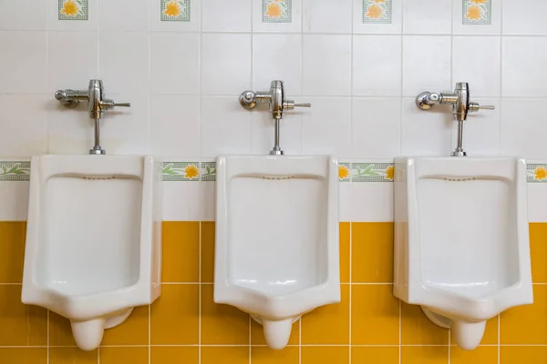 Urinarios Blancos Baño Los Hombres Baños Públicos — Foto de Stock