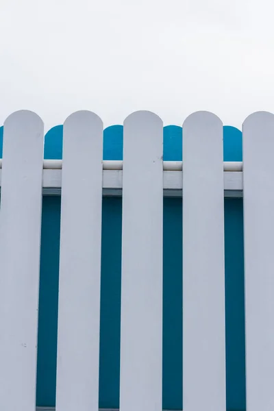 Vit Och Blå Strejk Staket Med Himmel Bakgrund — Stockfoto