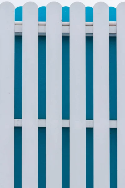 Белый Синий Забор Фоне Неба — стоковое фото