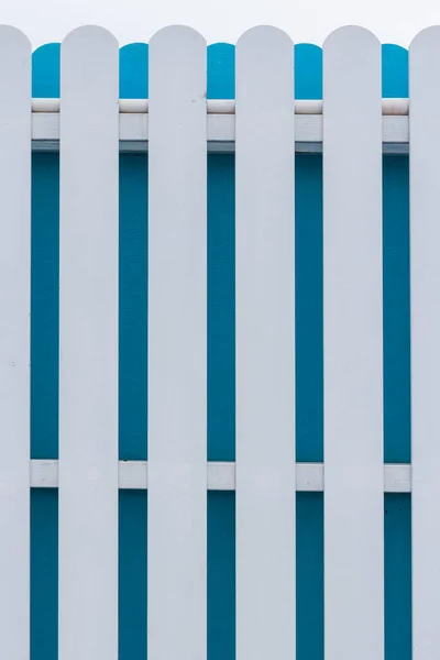 Cerca Blanca Azul Del Piquete Con Fondo Del Cielo —  Fotos de Stock