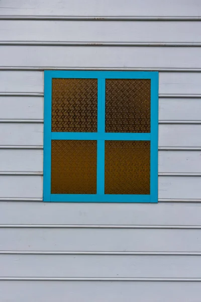 Голубое Окно Стеклом Фоне Белой Деревянной Стены — стоковое фото