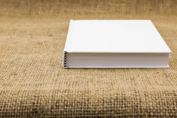 Біла Книга Весняному Текстурованому Коричневому Фоні — стокове фото
