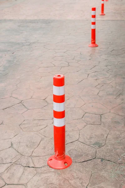 Trafik konisi, otoparktaki yolda turuncu bollard.