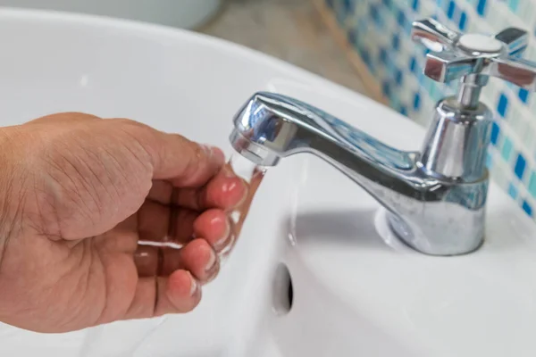 Människor Tvätta Händerna Rinnande Kranvatten Bakgrund — Stockfoto