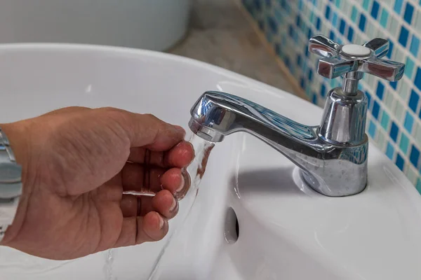 Gente Lavándose Las Manos Bajo Fondo Agua Corriente —  Fotos de Stock