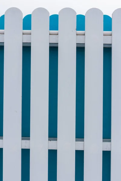 Weiß Blauer Lattenzaun Mit Himmelshintergrund — Stockfoto
