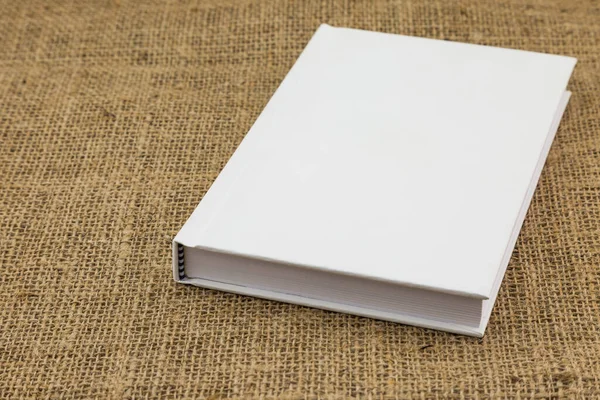 白い本にサックスの質感茶色の背景 — ストック写真