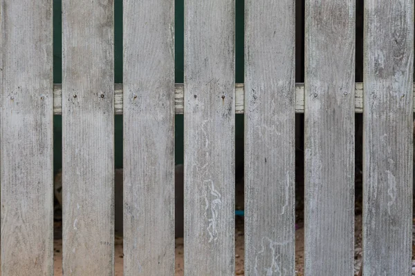 Белый Старый Деревянный Забор Песчаном Фоне — стоковое фото