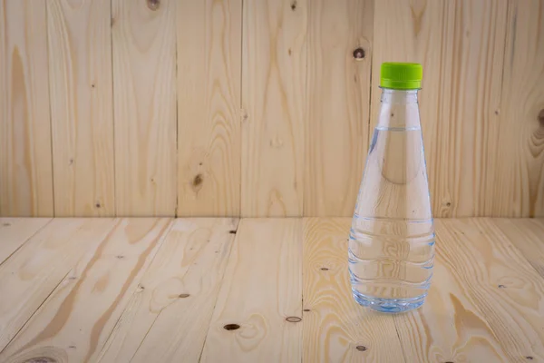 Питьевая Вода Бутылки Деревянном Фоне Пола — стоковое фото
