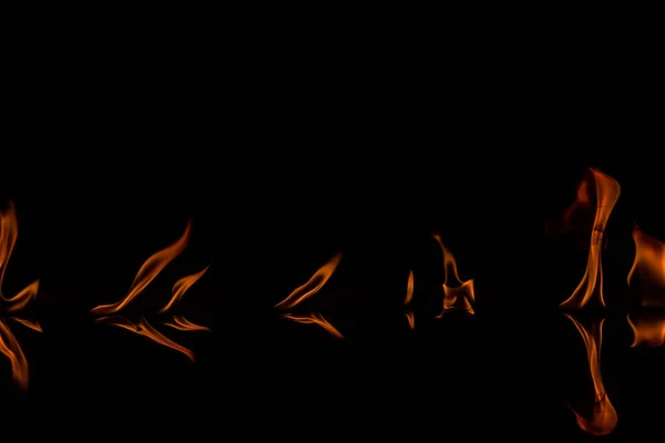 黑色背景的火焰 — 图库照片