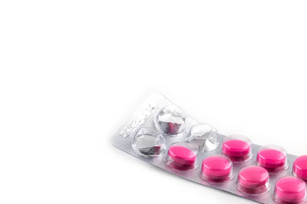Розовые Таблетки Упаковке Изолированы Белом Фоне — стоковое фото