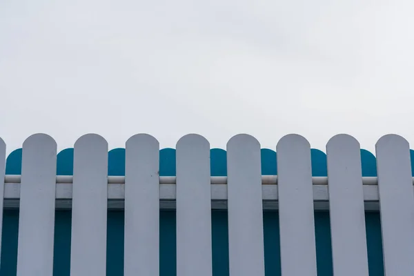 Recinzione Picchetto Bianco Blu Con Sfondo Cielo — Foto Stock