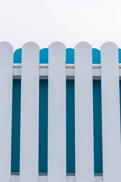 Weiß Blauer Lattenzaun Mit Himmelshintergrund — Stockfoto