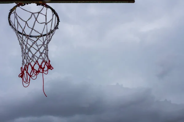 Деревянный Баскетбольный Обруч Голубом Небе Облачном Фоне — стоковое фото