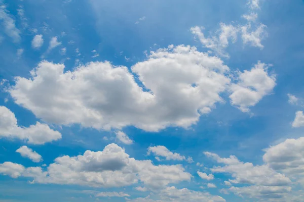 Sonniger Tag Mit Weißen Flauschigen Wolken Blauen Himmel — Stockfoto