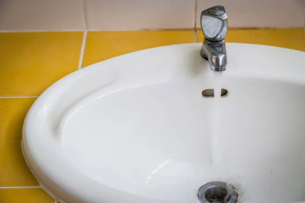 Banyoda Beyaz Lavabo Arka Planı Açık — Stok fotoğraf