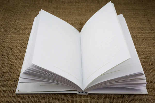 Bílá Kniha Žíněné Texturované Hnědé Pozadí — Stock fotografie