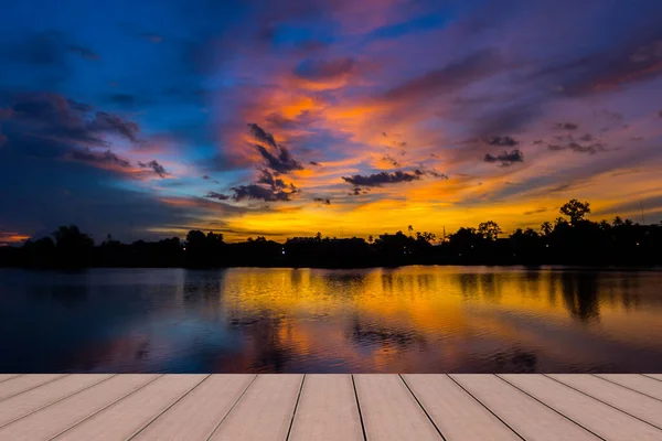 Красочный Закат Парке Деревянным Мощеным Фоном — стоковое фото