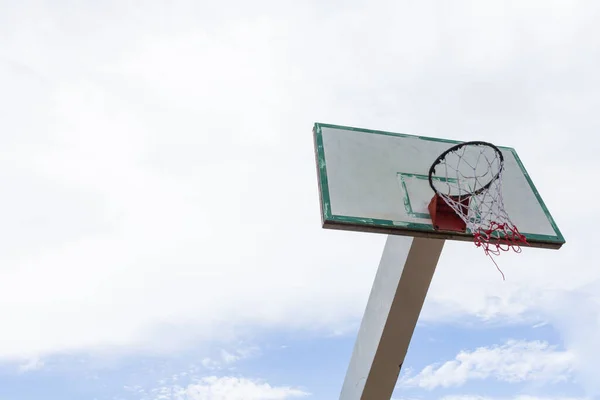 Dřevo Basketbal Obruč Modré Obloze Oblačnosti Pozadí — Stock fotografie