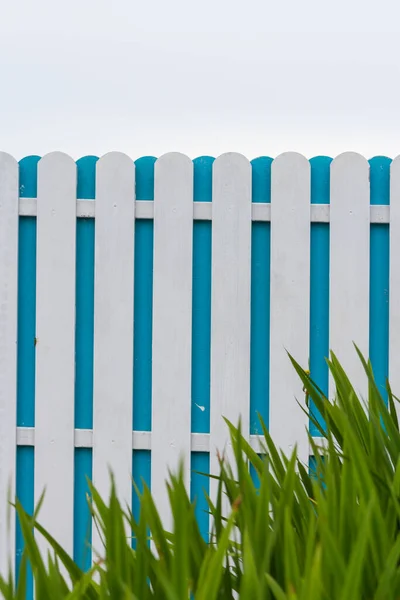 Recinzione Picchetto Bianco Blu Con Sfondo Cielo — Foto Stock