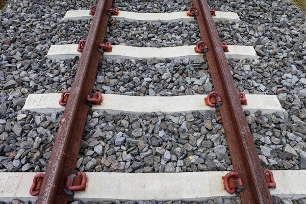 Trilhos Ferroviários Com Ferrugem Fundo Rocha — Fotografia de Stock