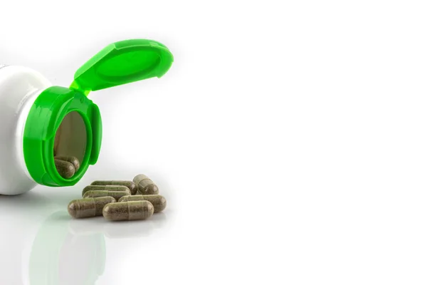 Green Hearb Pílulas Uma Garrafa Pílula Isolada Fundo Branco — Fotografia de Stock