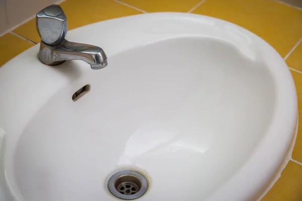 Lavabo Blanco Baño Con Abrir Fondo Agua — Foto de Stock