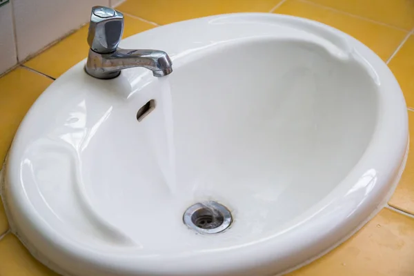 Lavabo Blanco Baño Con Abrir Fondo Agua —  Fotos de Stock