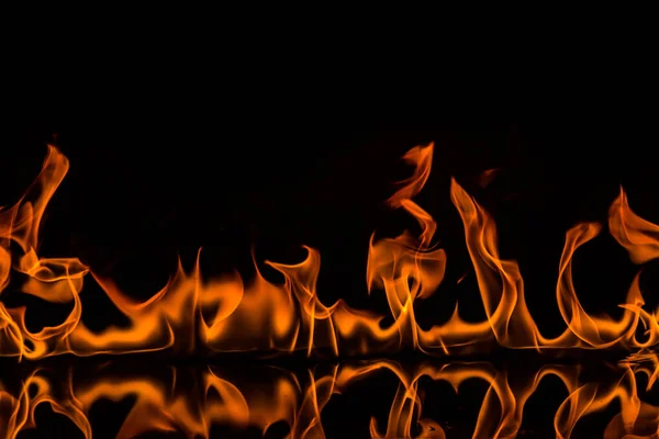 Flammen Auf Schwarzem Hintergrund — Stockfoto