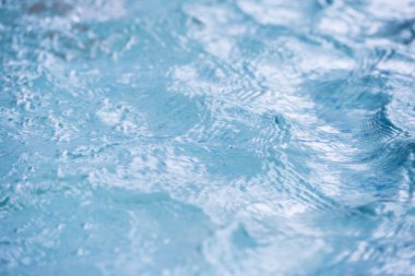 Arkaplan için mavi su dalgası seçici odak kullanımını kapat