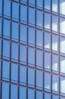 Pencerenin arka planında cam olan iş binası