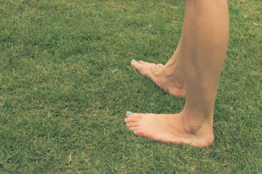 Yılan yalınayak yeşil çimlere basar.