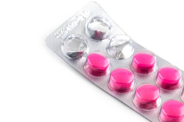 Beyaz arka planda izole edilmiş pakette pembe haplar