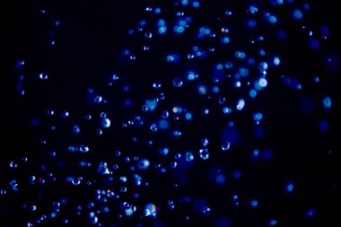 Mavi arkaplanda su damlalarının odak noktasını çözer