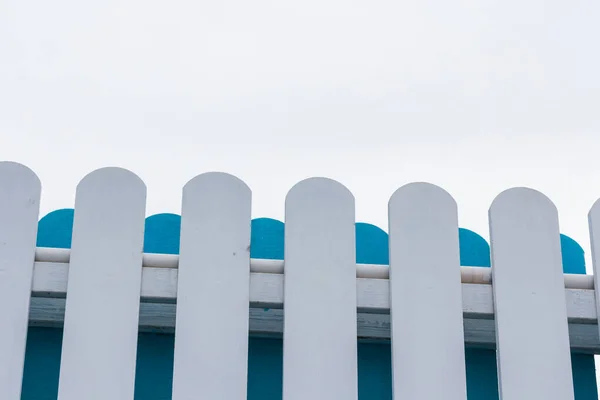 Cerca Blanca Azul Del Piquete Con Fondo Del Cielo —  Fotos de Stock