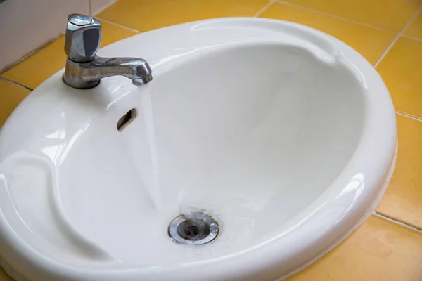 Lavabo Blanc Dans Une Salle Bain Avec Fond Ouvert Eau — Photo