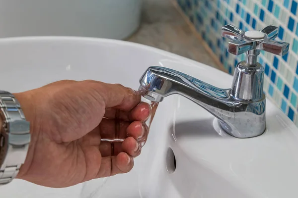 Gente Lavándose Las Manos Bajo Fondo Agua Corriente —  Fotos de Stock
