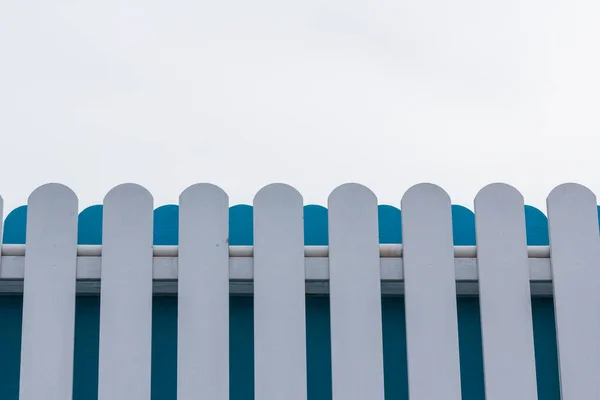 Weiß Blauer Lattenzaun Mit Himmelshintergrund — Stockfoto