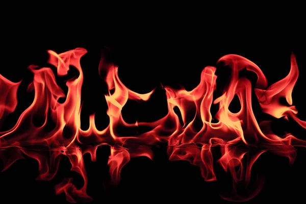 Tűz Lángok Tükröződik Fekete Háttér — Stock Fotó