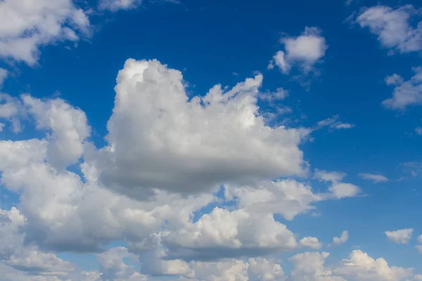 Mavi Gökyüzü Bulutlar Arka Plan — Stok fotoğraf