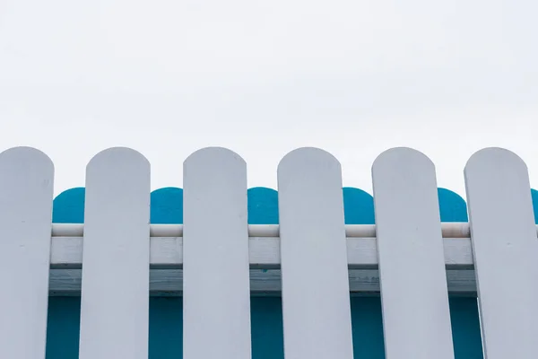 Recinzione Picchetto Bianco Blu Con Sfondo Cielo — Foto Stock