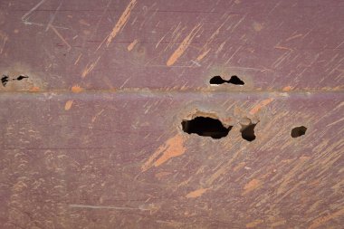 Arabadaki çürüme ve paslanma ve araçtaki çamur lekeleri umursamamış..