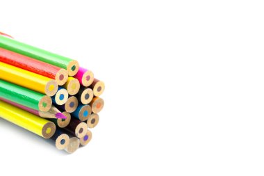 Beyaz arkaplanda izole edilmiş renkli kalemleri kapat