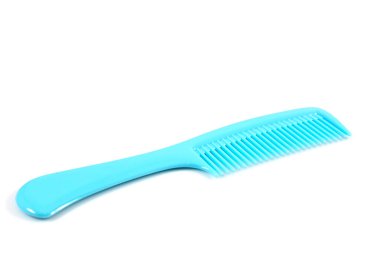 mavi plastik tarak beyaz arkaplanda izole edildi