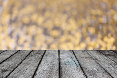 Boş eski ahşap masa arkaplanı olan yeşil bokeh