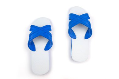 Beyaz arka planda izole edilmiş beyaz ve mavi terlikler.